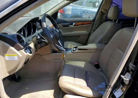 2014 Mercedes-Benz C 250 z USA, uszkodzony, nr VIN WDDGF4HB6ER317347